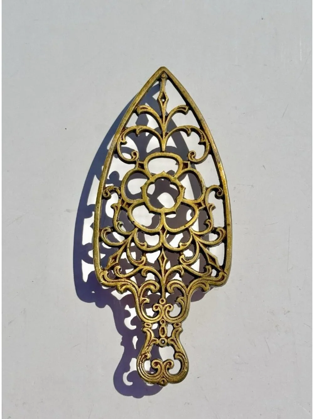 Vintage Original VIRGINIA METALCRAFTERS Brass Sad Iron Trivet Rosette 9-5